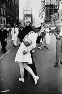 Legendary_kiss_V–J_day_in_Times_Square_Alfred_Eisenstaedt